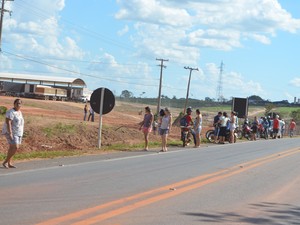 Homicídio ocorreu na BR 364, próximo ao trevo da saída para Ji-Paraná (Foto: Rogério Aderbal/G1 )