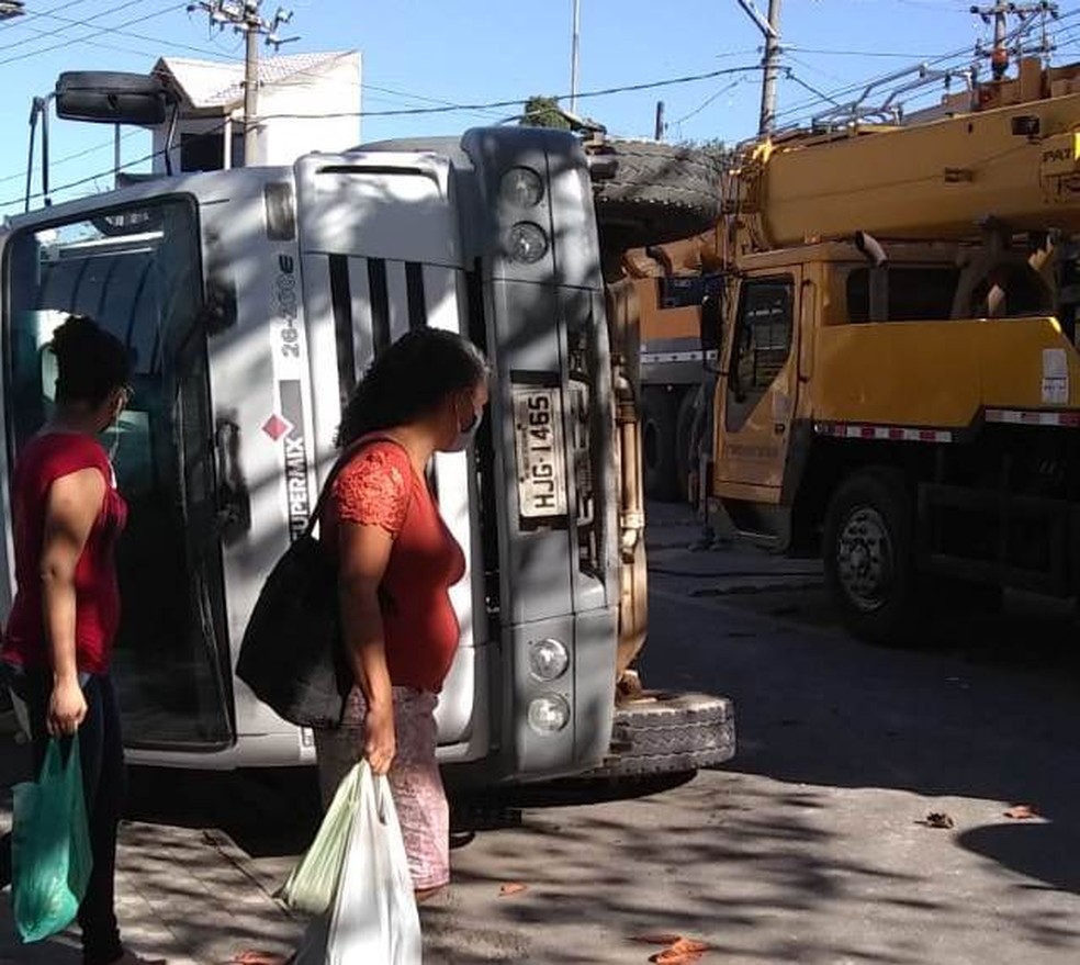 Caminh&atilde;o tombou na avenida Marechal Peixoto, no Centro de S&atilde;o Jos&eacute; dos Campos &mdash; Foto: Arquivo Pessoal/Edite Dias da Paz