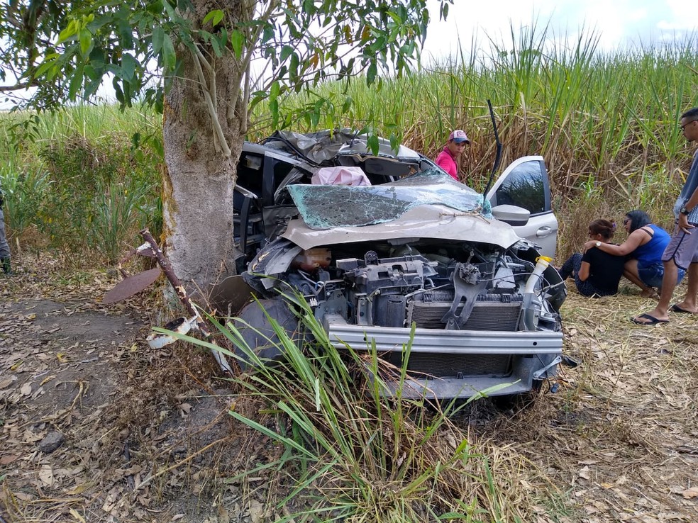 Frente de carro fica destruída após acidente na AL-105, em Boca da Mata — Foto: Divulgação/BPRv