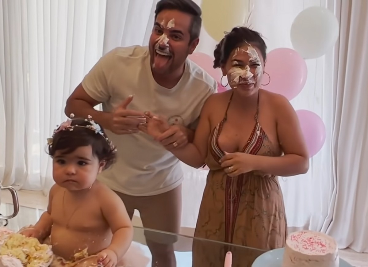 Simone e Kaká Diniz celebraram 1 ano de Zaya com a brincadeira Smash the Cake (Foto: Reprodução / Youtube)