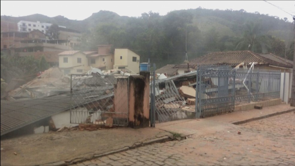 Restaram apenas escombros no local onde antes havia o prédio. (Foto: Reprodução/TV Globo)