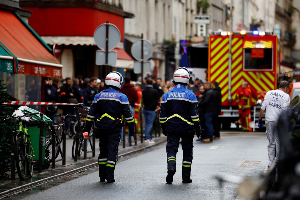 Polícia francesa e bombeiros protegem uma rua depois que tiros foram disparados matando duas pessoas e ferindo várias em um distrito central de Paris, na França, nesta sexta, 23 de dezembro. — Foto: REUTERS