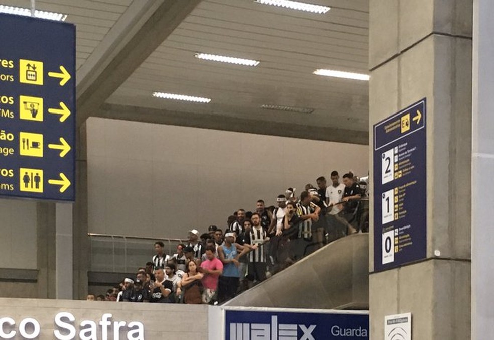 Torcedores do Botafogo ocupam até a escada rolante para receber Honda — Foto: Thayuan Leiras / GloboEsporte.com
