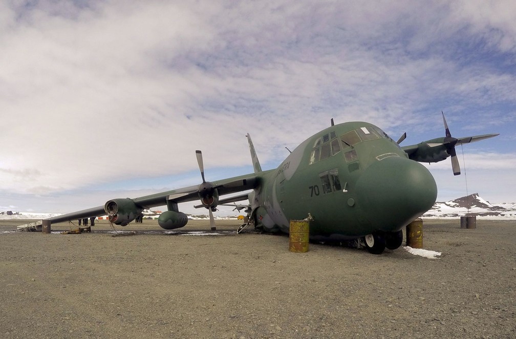 Avião Hércules C-130, da Força Aérea Brasileira, na Base Aérea Eduardo Frei, na Antártica, quatro meses após o acidente [Foto: Arquivo pessoal)