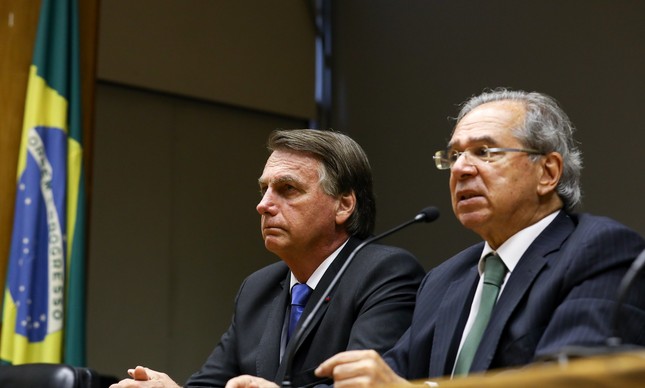 Jair Bolsonaro e Paulo Guedes em coletiva sobre Auxílio Brasil