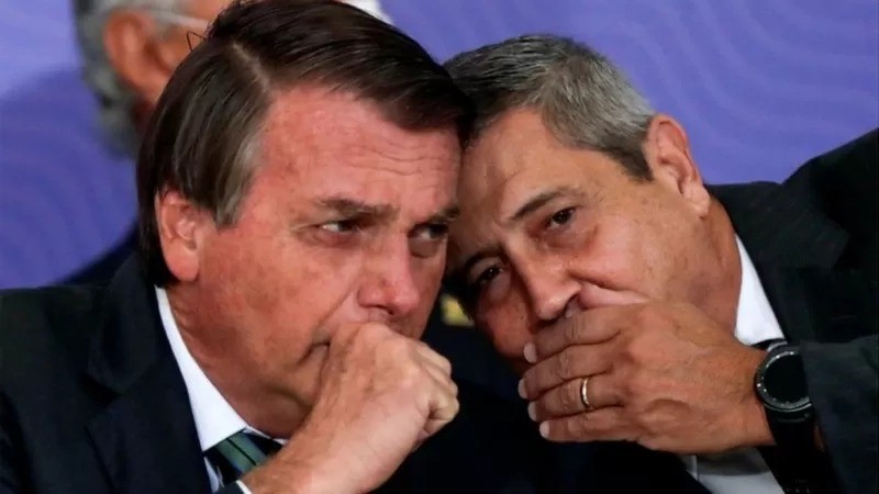Bolsonaro anunciou o general Braga Netto como parceiro de chapa; críticos temem iniciativa autoritária em caso de derrota (Foto: REUTERS via BBC)