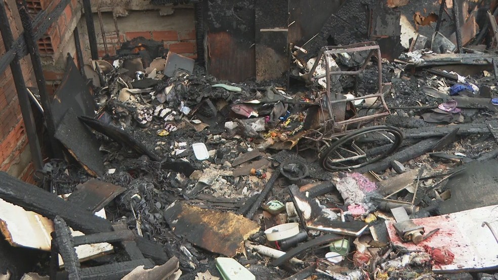 Objetos pessoais dos moradores foram destruídos em SP — Foto: Henrique Silva/TV Globo