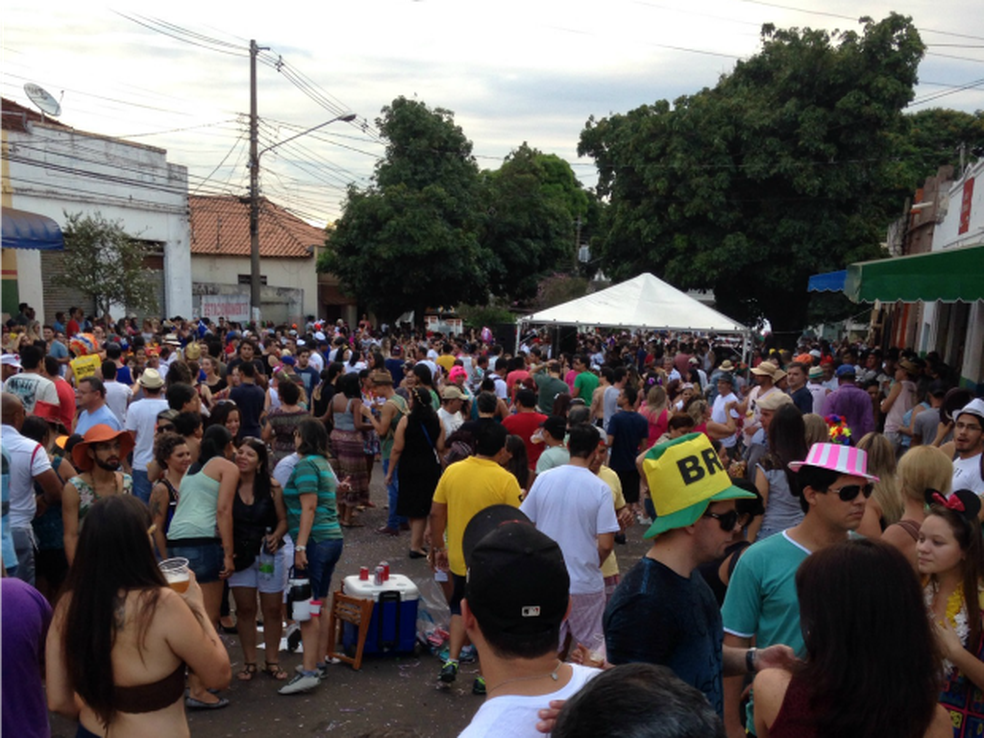 Blocos de rua costumam levar milhares de foliões para as ruas por onde passam em Campo Grande. — Foto: Leandro Oliveira/ TV Morena
