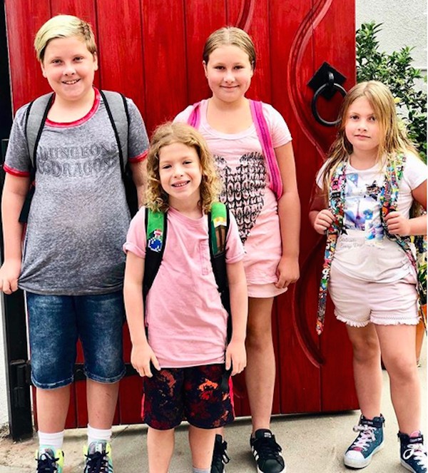 A foto compartilhada por Tori Spelling mostrando quatro de seus cinco filhos que foi alvo de críticas (Foto: Instagram)