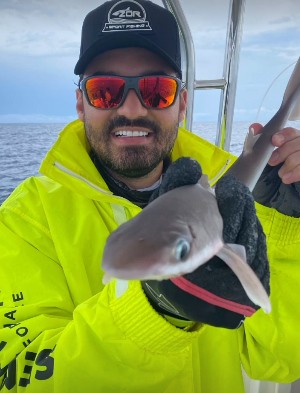 Fernando pesca filhote de tubarão (Foto: Reprodução / Instagram)