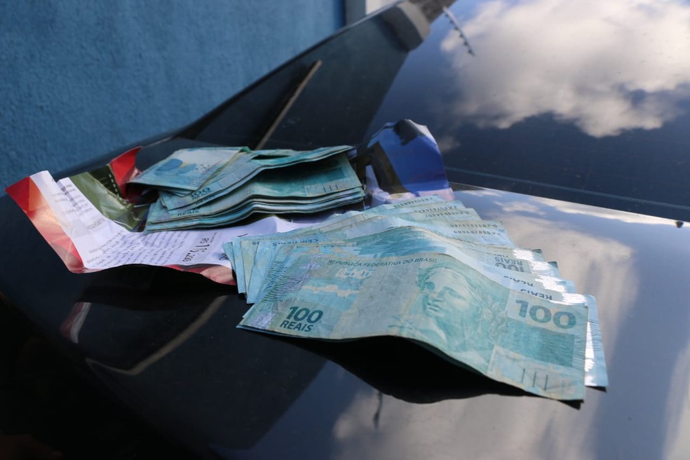 Dinheiro encontrado na sede da Aspra em Salvador durante ação do MP — Foto: Alberto Maraux/SSP 