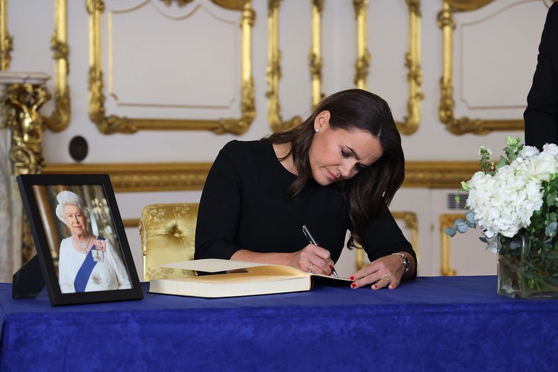 Katalin Novak, presidente da Hungria, assina o livro de condolências em memória da rainha Elizabeth II — Foto: Rory Arnold