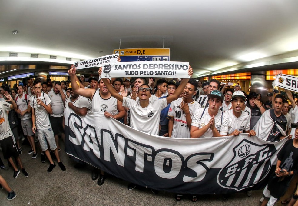 Torcida do Santos fez a festa no Aeroporto de Guarulhos — Foto: Rodrigo Coca/Santos FC