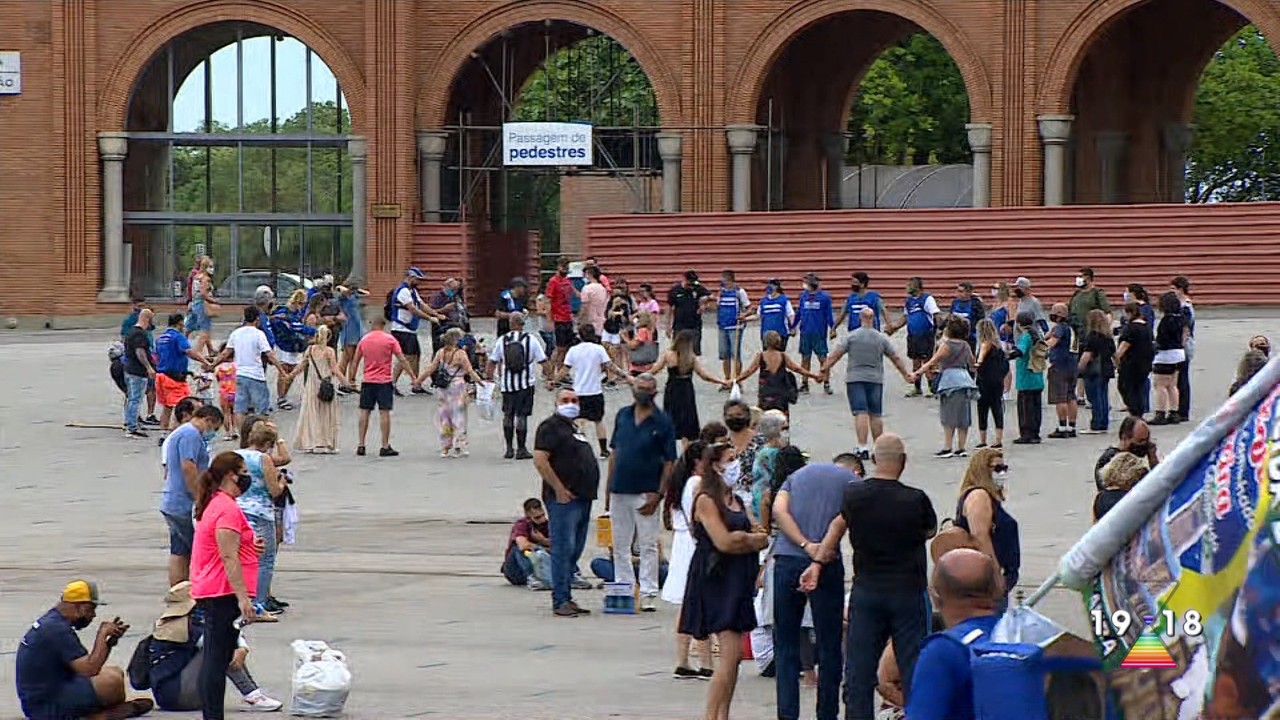 Romeiros mantêm tradição de peregrinar pela Dutra até Basílica de Aparecida
