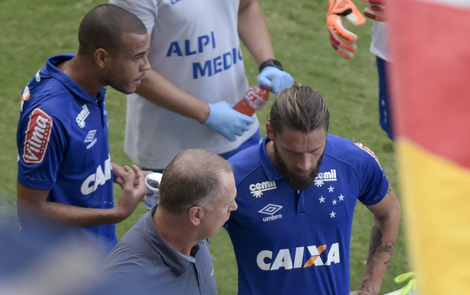 Mano analisa chance de poupar atletas na sequência e estrear Lennon