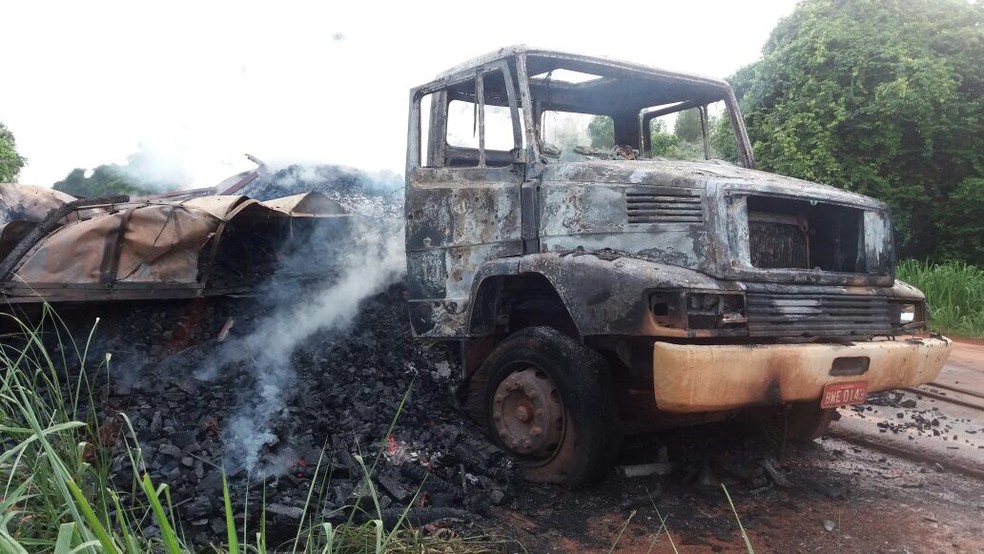 Fogo foi controlado pelo Corpo de Bombeiros já quando o dia amanhecia (Foto: Divulgação/Polícia Rodoviária Federal)