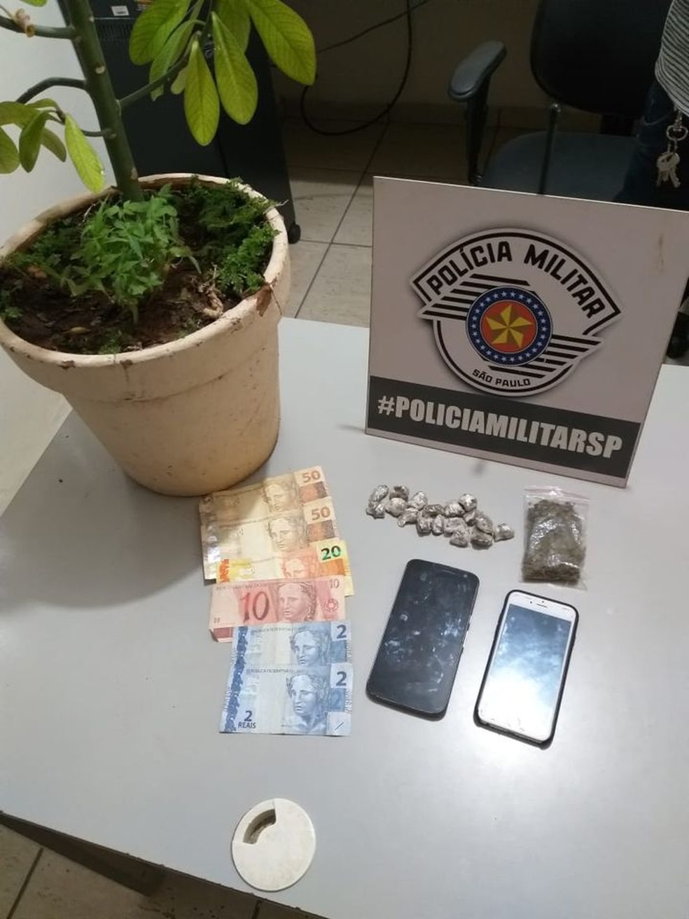 Polícia Militar apreendeu maconha, dinheiro e celulares — Foto: Polícia Militar