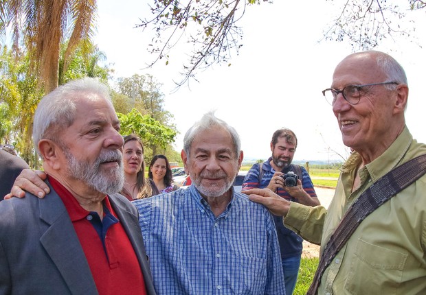 O escritor Raduan Nassar recebe o ex-presidente Lula e Eduardo Suplicy, na Universidade Federal de São Carlos (UFSCar) (Foto: Ricardo Stuckert/Instituto Lula)