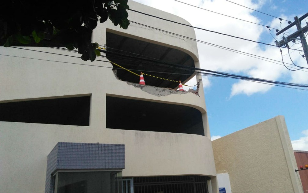 VeÃ­culo derrubou a parede do segundo pavimento e despencou, caindo de cabeÃ§a para baixo â€” Foto: Madalena Braga/TV SubaÃ©