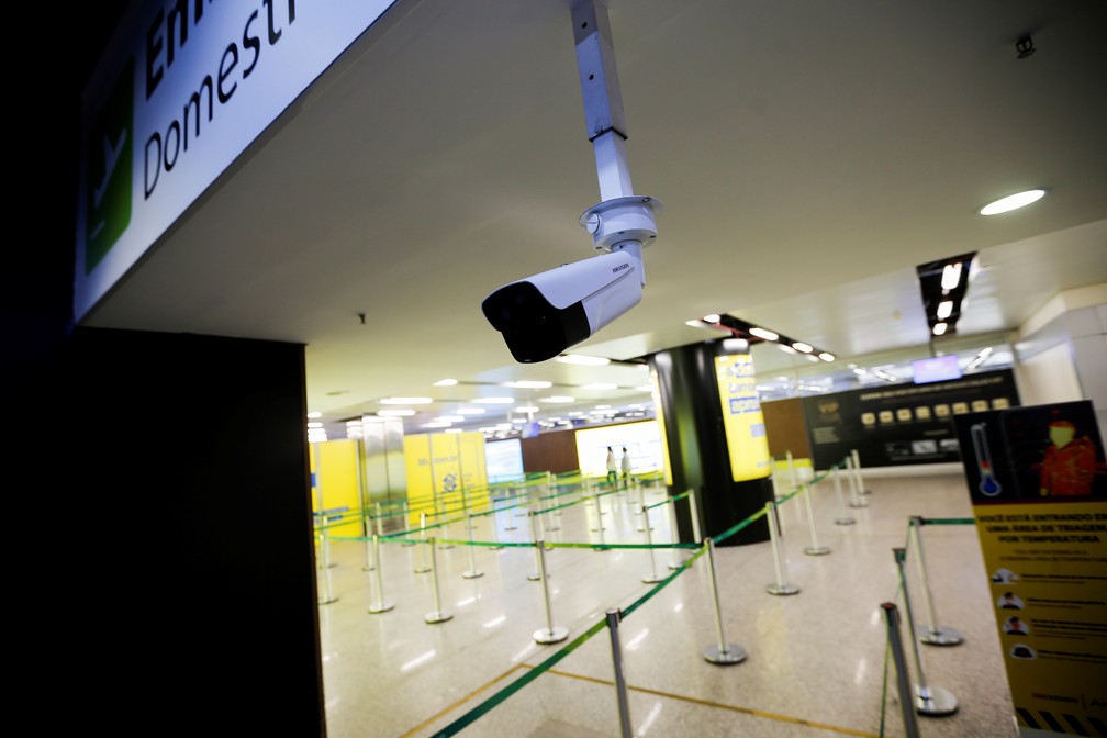 14 de maio - Câmera térmica usada para detectar altas temperaturas do corpo é vista no Aeroporto Internacional Presidente Juscelino Kubitschek, em meio à pandemia de coronavírus (COVID-19), em Brasília — Foto: Adriano Machado/Reuters