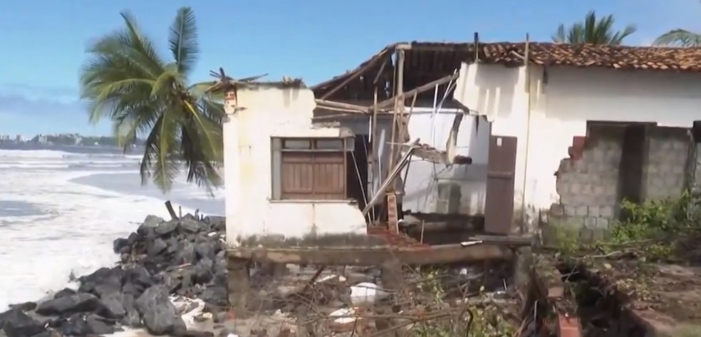 Nível do mar avança e causa prejuízos em praias de Ilhéus, no sul da Bahia — Foto: Reprodução/TV Santa Cruz
