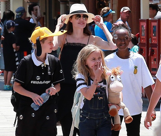 Angelina Jolie com as filhas Shiloh, Zahara e Vivienne (Foto: Grosby Group)