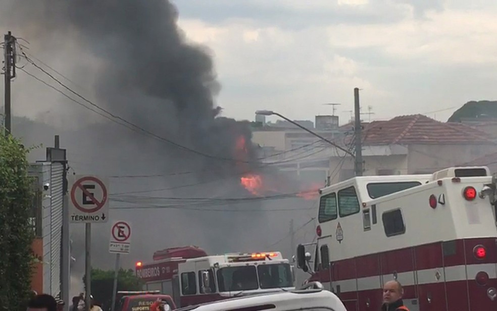 Fogo apÃ³s queda de aeronave na Zona Norte de SÃ£o Paulo â€” Foto: Daniel Rodrigues/TV Globo