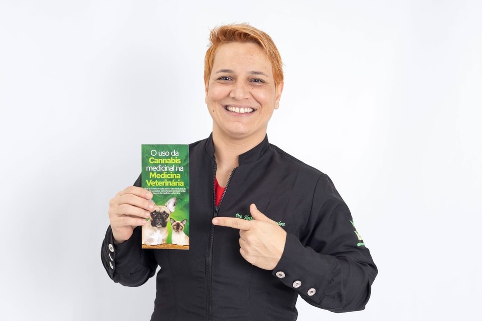 Médica veterinária, Nathália Carreira Cardoso, conta que a cannabis também pode ajudar os pets — Foto: Nathália Carreira Cardoso /Divulgação