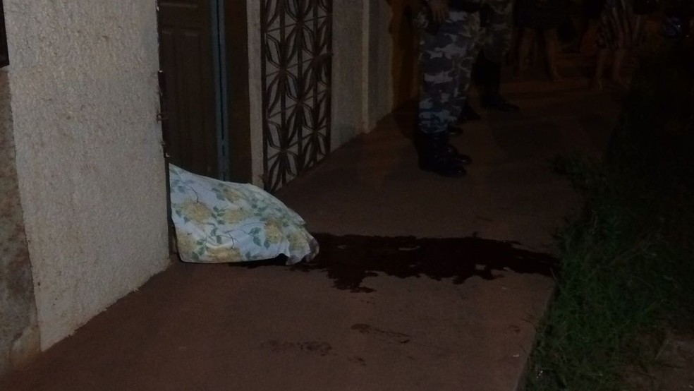 Jovem foi morto dentro de casa no bairro Santarenzinho, em SantarÃ©m (Foto: Adonias Silva/G1)