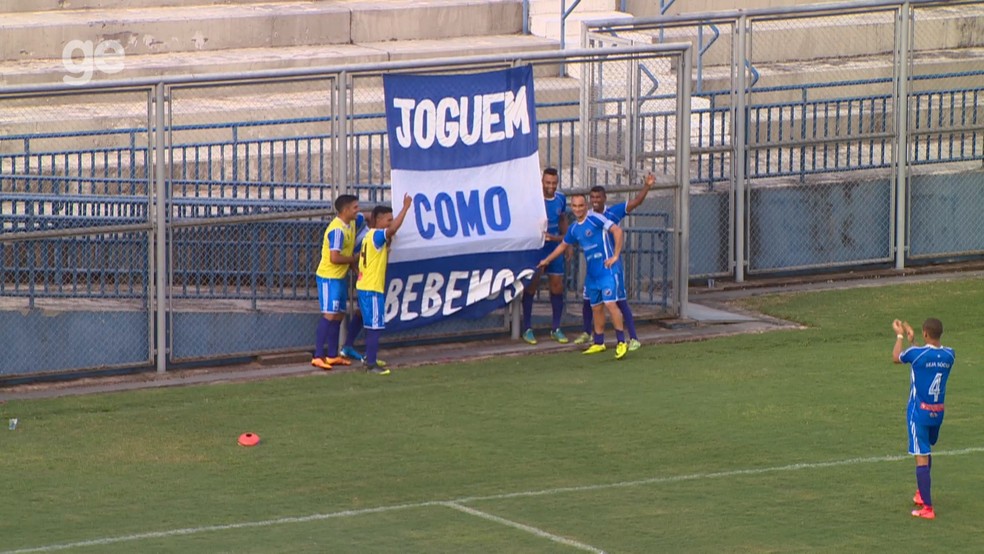 Comemoração no bandeirão do rival causou confusão na partida (Foto: Reprodução)