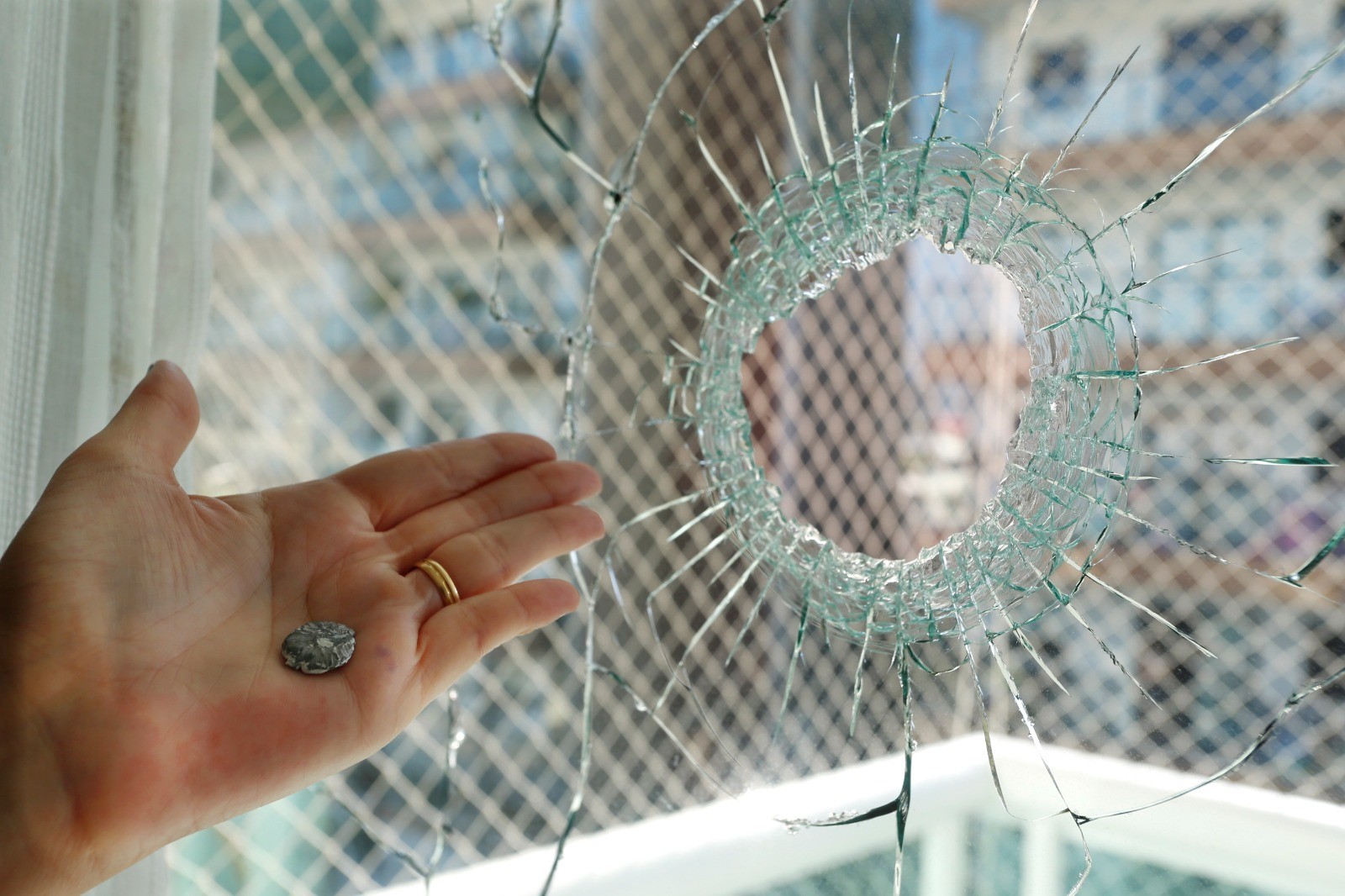 A marca do disparo na janela do apartamento de Verônica, em Duque de Caxias — Foto: Fabiano Rocha / Agência O Globo