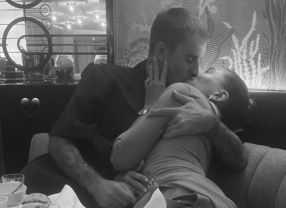 Justin e Hailey Bieber dão beijão romântico em restaurante