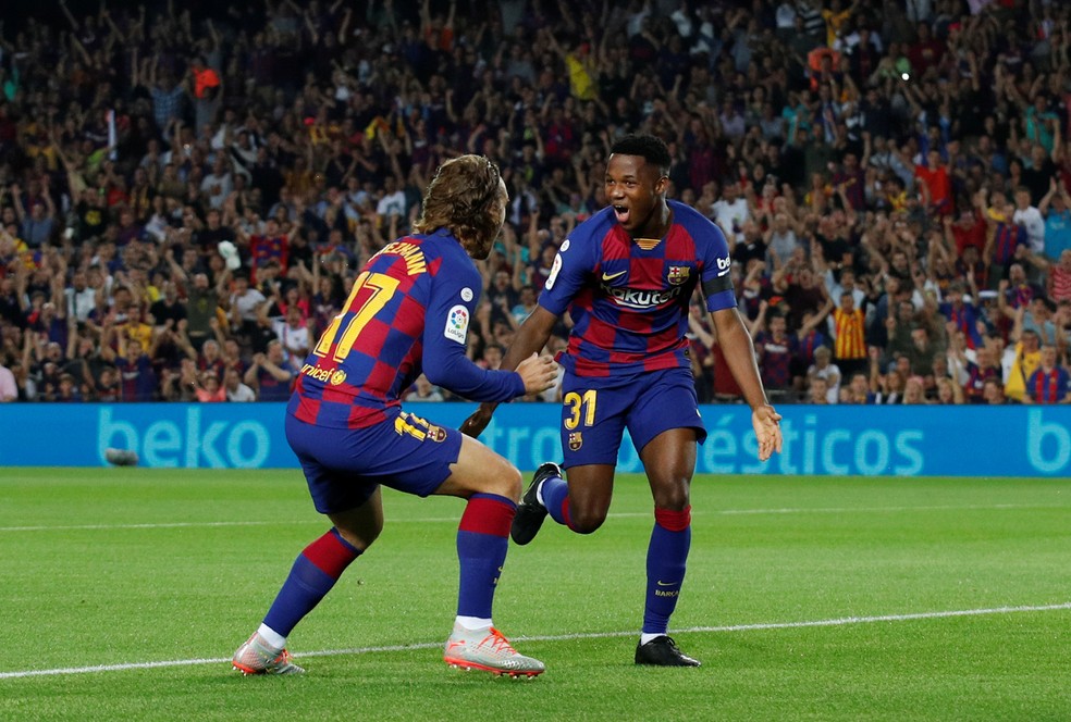 Fati comemora o primeiro gol do BarÃ§a sobre o Valencia â€” Foto: REUTERS/Albert Gea