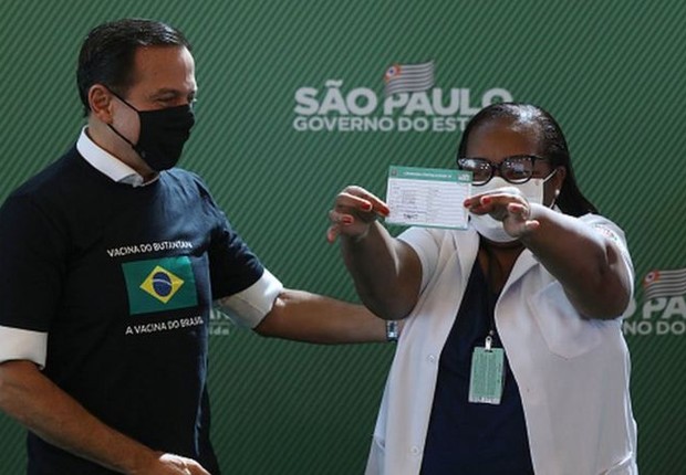 A enfermeira Mônica Calazans foi a primeira brasileira a receber a CoronaVac, logo após a aprovação da vacina pela Anvisa (Foto: Getty Images)