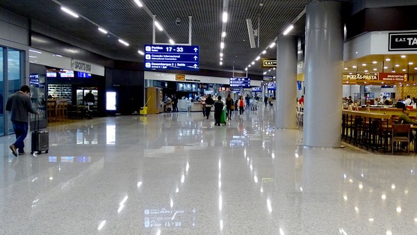 Mais um voo com brasileiros deportados dos EUA pousou em Confins ...
