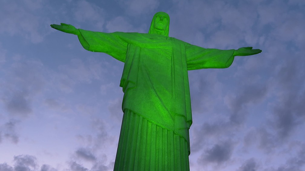 Cristo Redentor verde pelo Dia do Médico — Foto: Reprodução/TV Globo