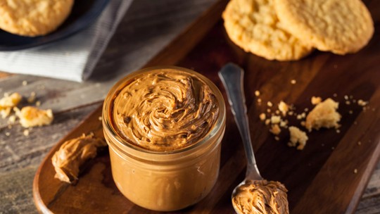 Pasta de amendoim engorda? Nutricionista responde 10 perguntas mais comuns sobre o alimento