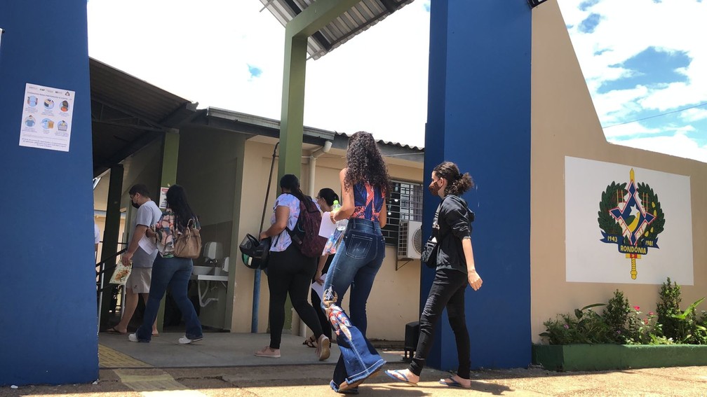 Enem 2021: Candidatos chegam no local de prova em Vilhena, RO — Foto: Maelly Nunes/Rede Amazônica