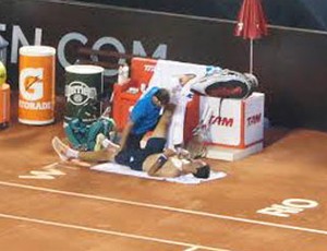 Tenis - Rio Open - Bellucci recebe atendimento médico (Foto: Matheus Tiburcio)