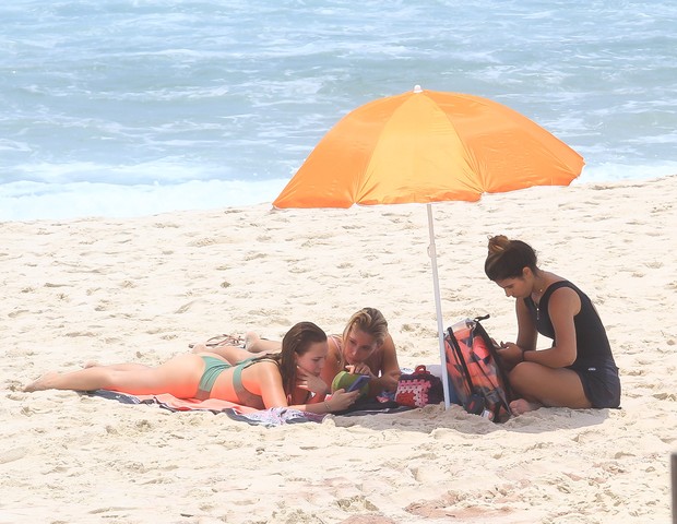 Larissa Manoela curte praia com amigas (Foto: Fabricio Pioyani/Agnews)