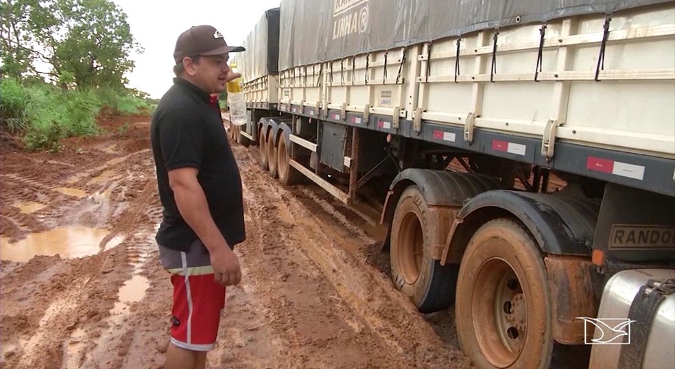 Motorista fica atolado em trecho da BR-324 no Maranhão — Foto: Reprodução/TV Mirante