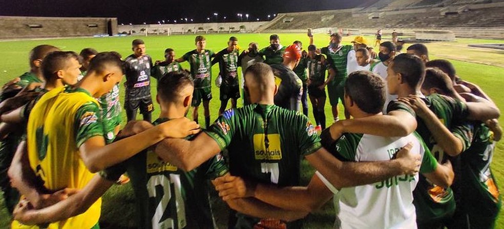 Sousa reunido no gramado do Almeid�o ap�s vencer o SP Crystal e assumir a lideran�a � Foto: Divulga��o / Sousa