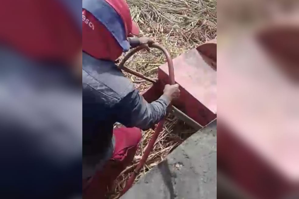 Acidente aconteceu no momento em que o agricultor usou a perna para empurrar um feixe de capim para dentro da máquina. — Foto: Arquivo pessoal