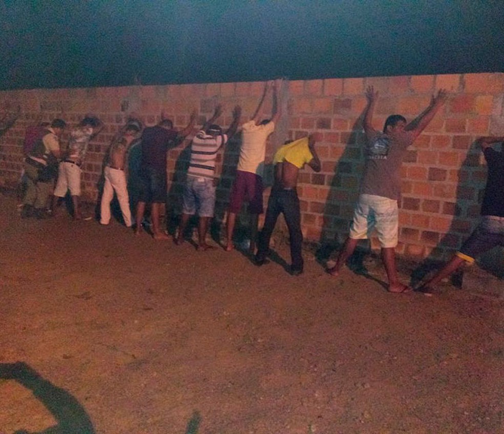 Polícia apreende pistola e drogas em festa e detém 34 pessoa na Bahia (Foto: Divulgação/SSP-BA)