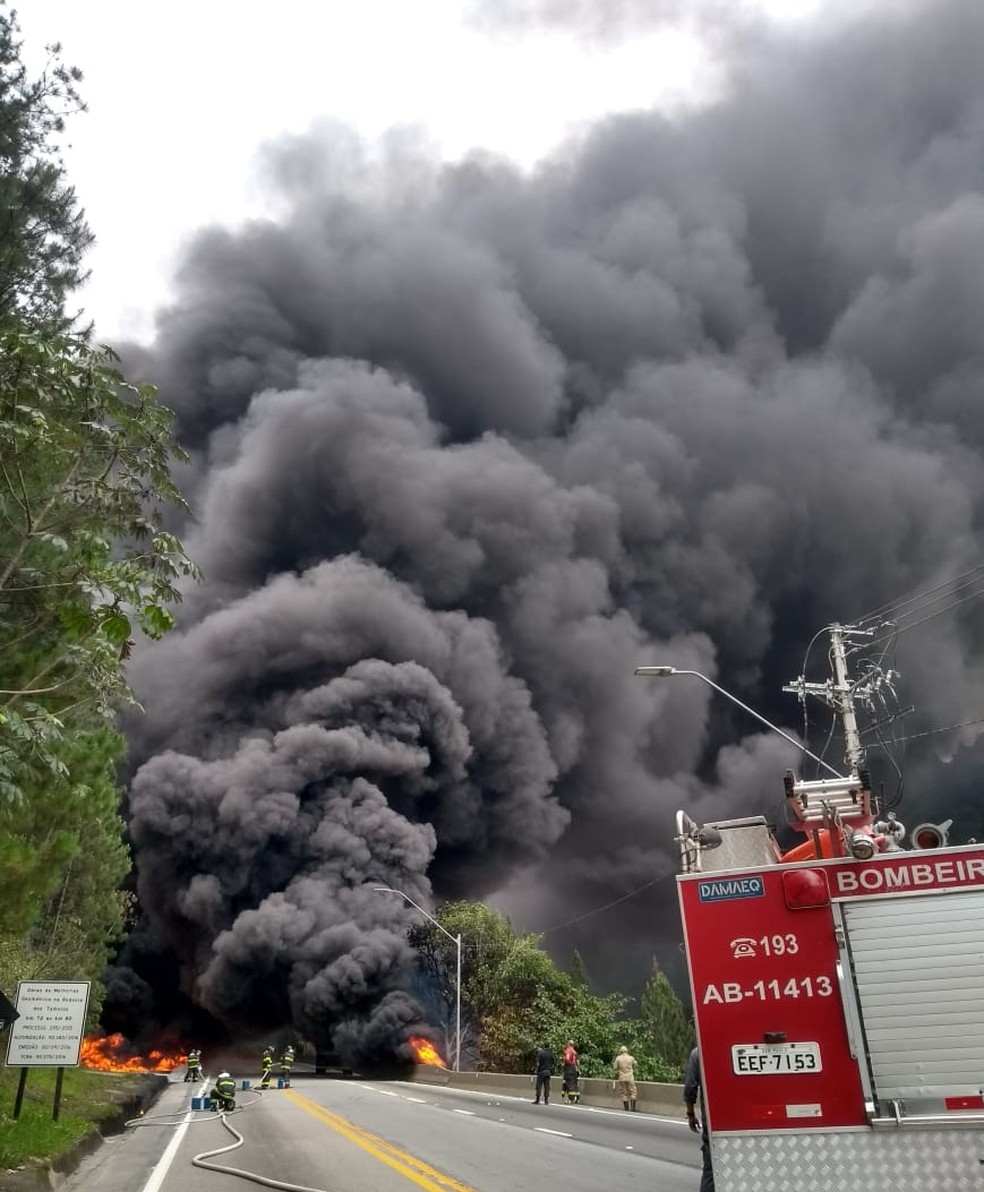 Bombeiros atendem ocorrência na serra da Tamoios — Foto: Bombeiros/Divulgação