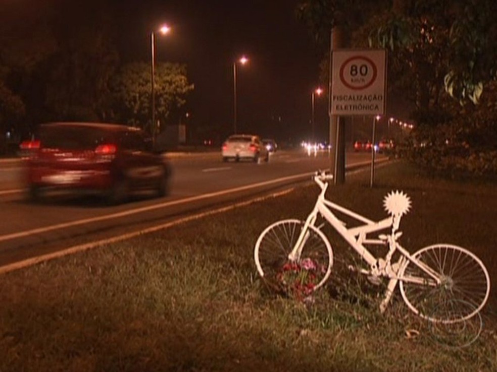 Homenagem no Eixão ao ciclista Pedro Davison (Foto: TV Globo/Reprodução)