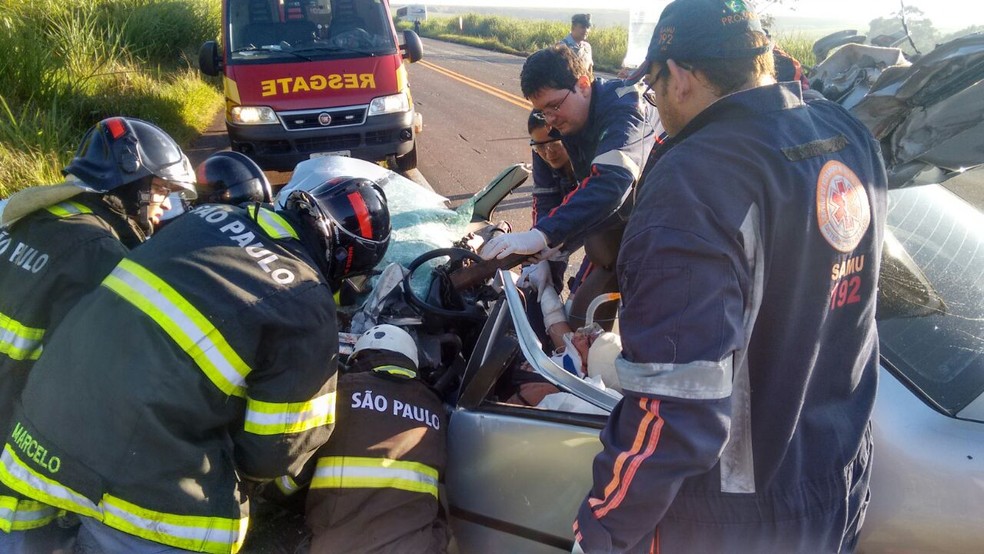 Bombeiros tiveram que cortar parte do carro para retirar a vítima (Foto: Corpo de Bombeiros/ Divulgação )