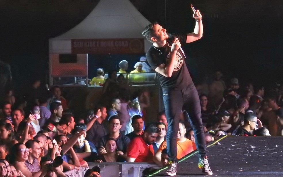 Cantor Jonas Esticado faz show no São João 2018 de Campina Grande, nesta quarta-feira (20), no palco principal do Parque do Povo (Foto: Ive Rylo/G1/Arquivo)