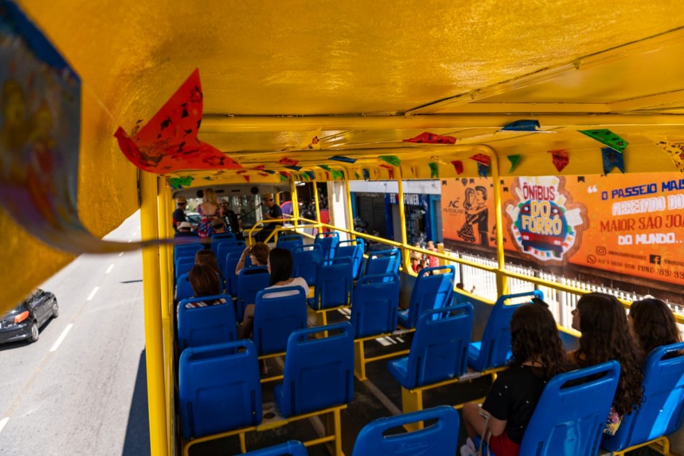 'Ônibus do forró' oferece passeios por Campina Grande em troca de doações para músicos da região — Foto: Rawide Hicaro/Divulgação