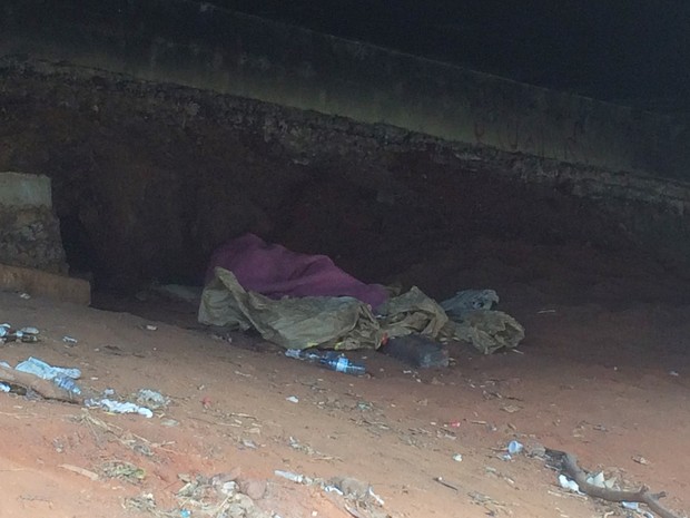 Morador de rua dorme embaixo de viaduto na Marginal Botafogo, em Goiânia (Foto: Fernanda Borges/G1)